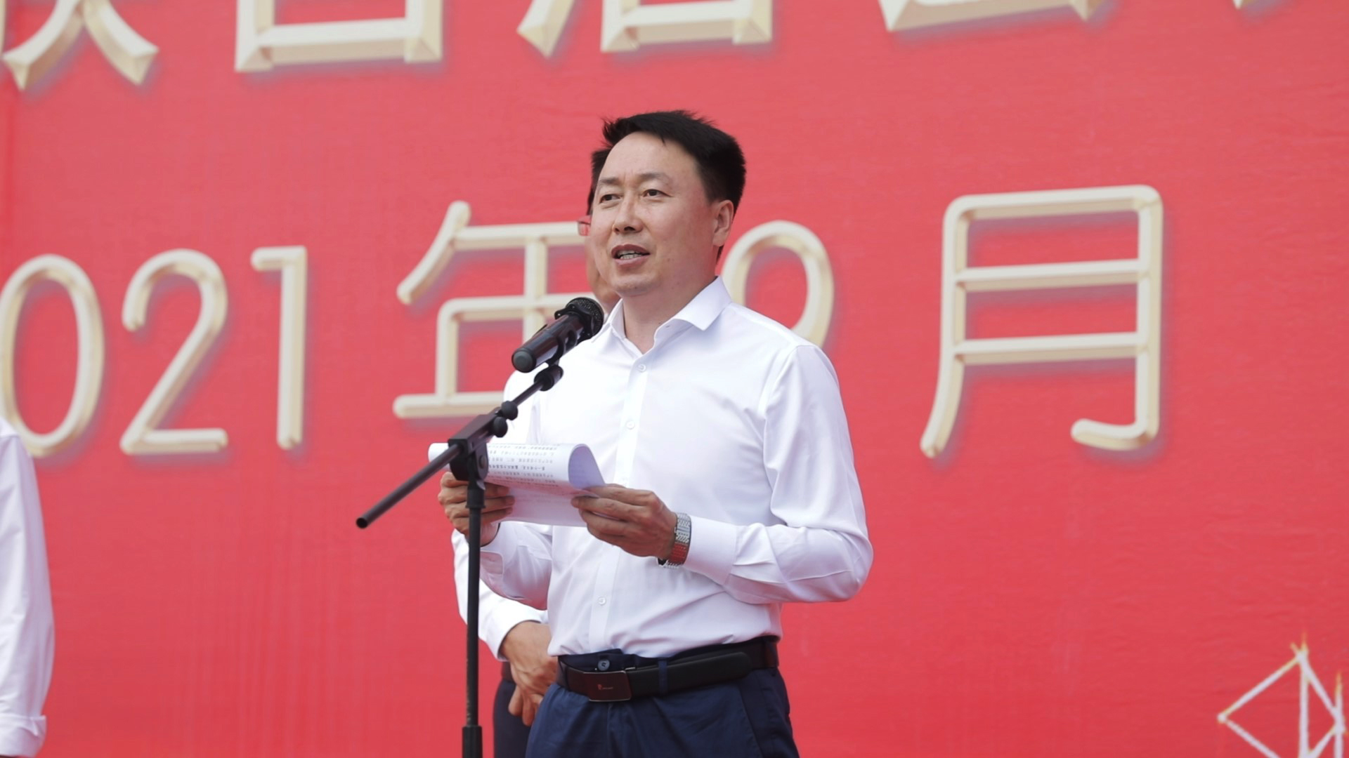 政府县长高春林介绍了全县集中开工的重点项目情况.